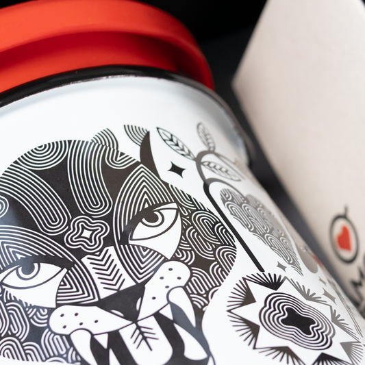 Detalle de la olla de peltre Amor Perfecto con diseño artístico de ocelote. Accesorio de colección para café de especialidad colombiano, ideal como regalo premium y decoración cafetera.