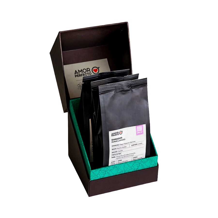 Kit de regalo premium de café de especialidad Amor Perfecto. Caja abierta con selección de café Ganador Suave Lavado, origen Caldas, Colombia. El mejor café colombiano tostado en origen para regalar.