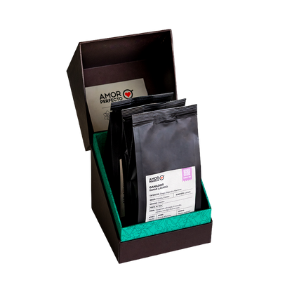 Kit de regalo premium de café de especialidad Amor Perfecto. Caja abierta con selección de café Ganador Suave Lavado, origen Caldas, Colombia. El mejor café colombiano tostado en origen para regalar.