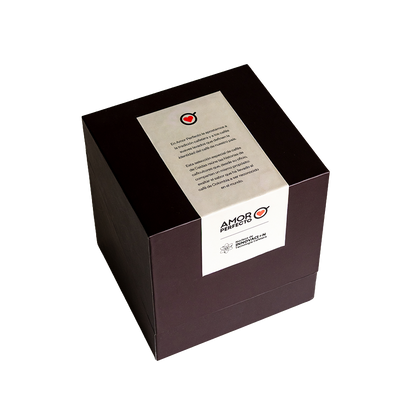 Caja de regalo premium de café de especialidad Amor Perfecto. Empaque elegante con selección especial de cafés de Caldas, Colombia, resaltando la tradición cafetera y el sabor del café colombiano.